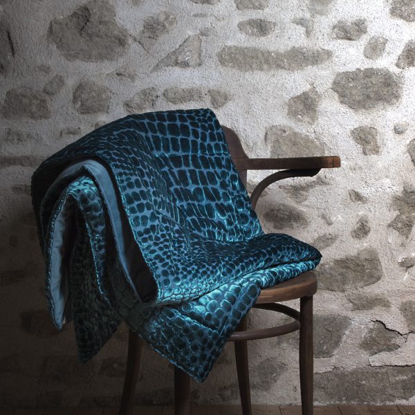 plaid velours plié sur chaise