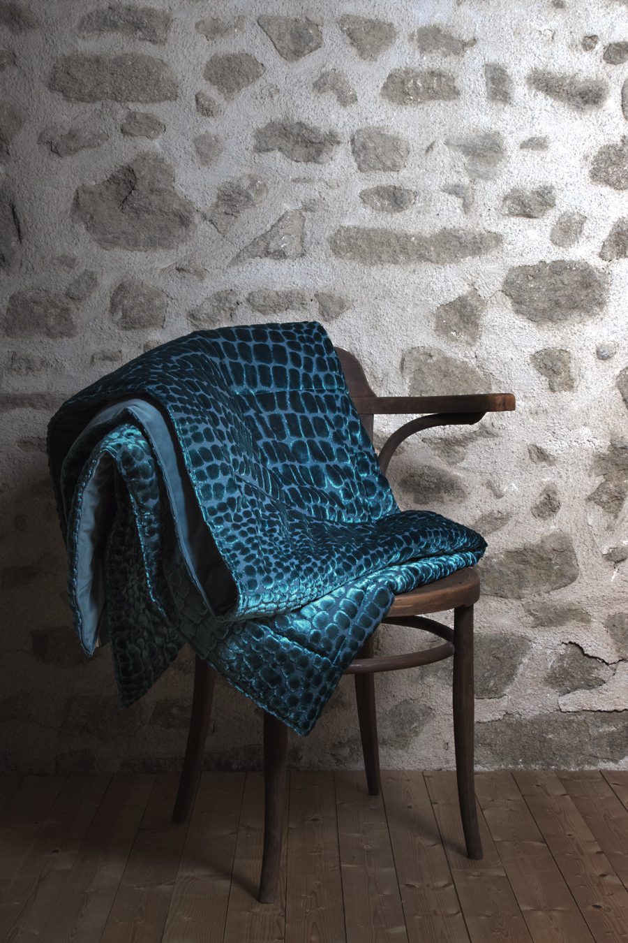 plaid velours plié sur chaise